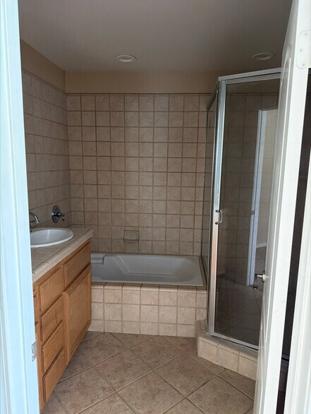 Building Photo - 737 S Walnut Ave