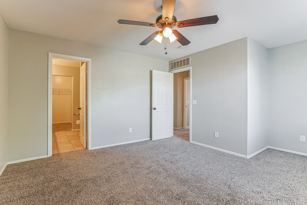 Building Photo - 1465 E Daniella Dr