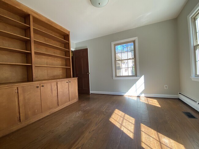 Building Photo - 106 Woodside St