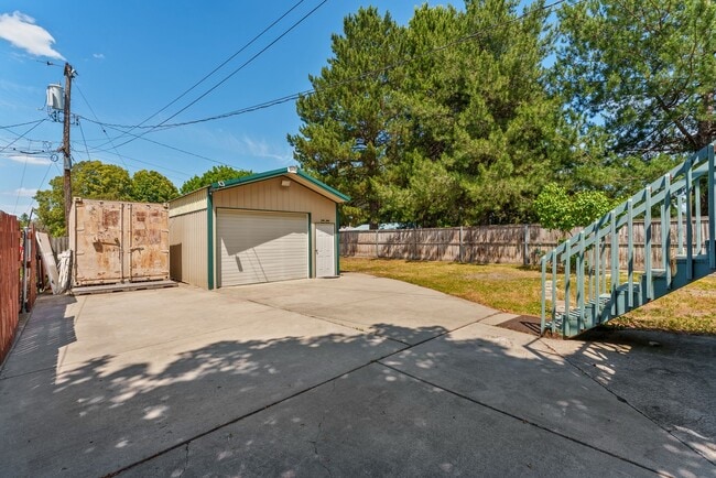 Building Photo - 2721 E Longfellow Ave