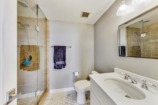 Building Photo - 2BD/2BTH PENTHOUSE  WITH PRIVATE TERRACE I...