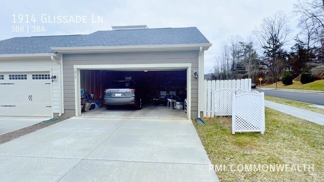 Building Photo - 3 Bed / 2.5 Bath Townhouse (Available 5/10...