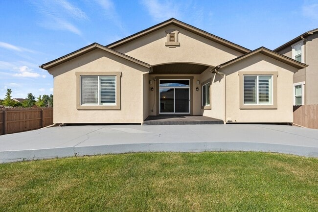 Building Photo - Immaculate & Stunning 4BD Ranch Style in C...