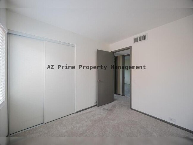 Building Photo - 4710 N 10th Pl