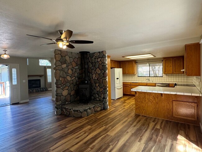 Building Photo - 3 Bedroom 2 Bath Home with Bonus Room larg...