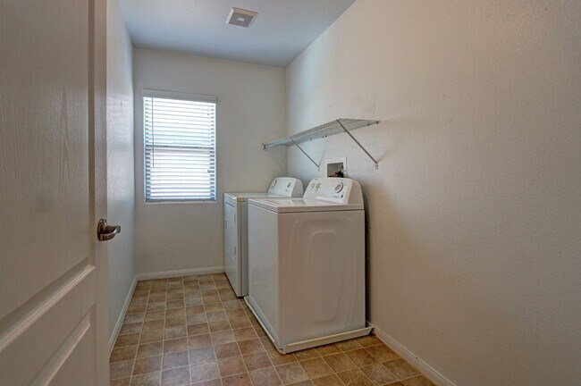 Building Photo - Wonderful 4 Bedroom Home!