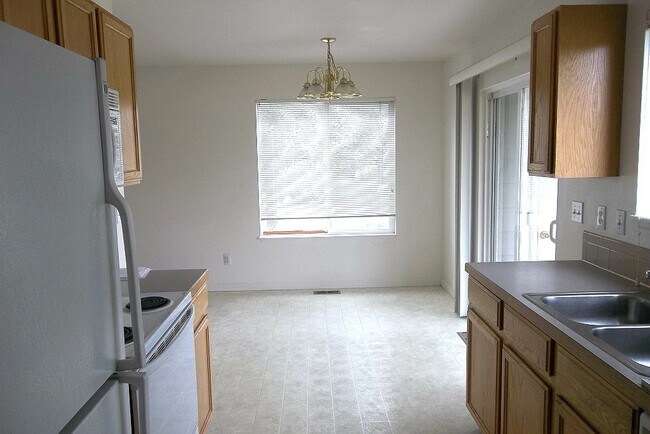 Building Photo - 3301 Saratoga St