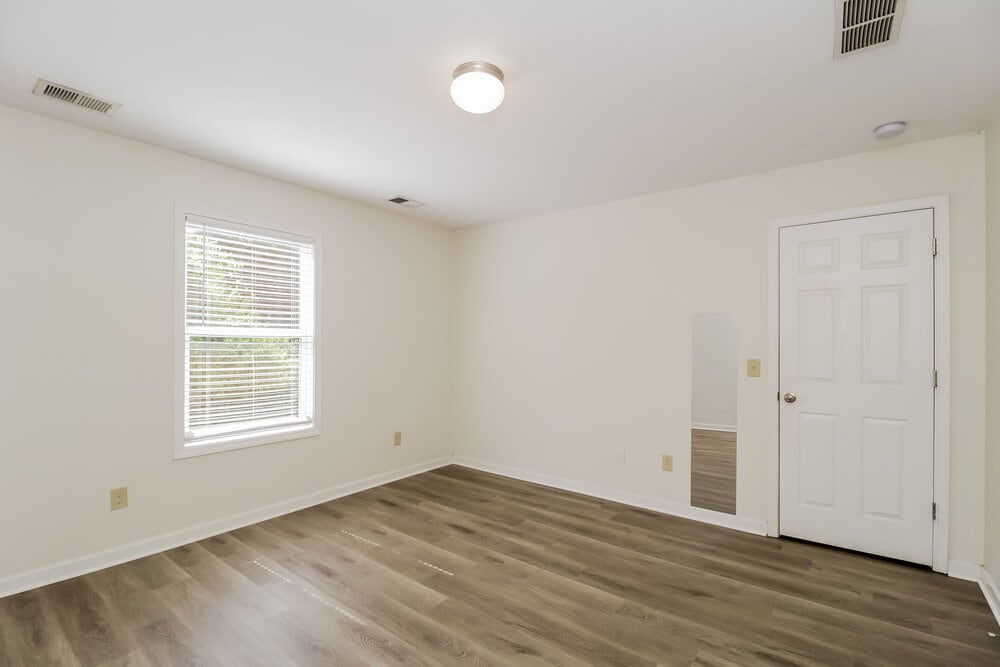 Building Photo - 25 Oakbrook Dr