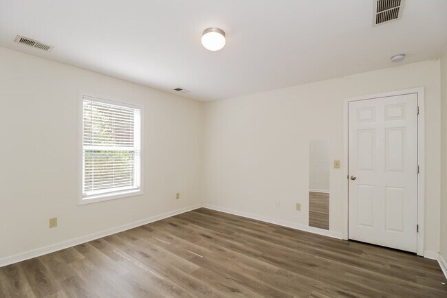 Building Photo - 25 Oakbrook Dr