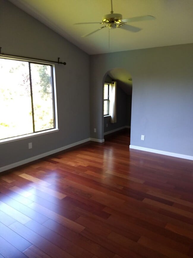 Building Photo - Updated 3 Bed 2.5 Bath Home!