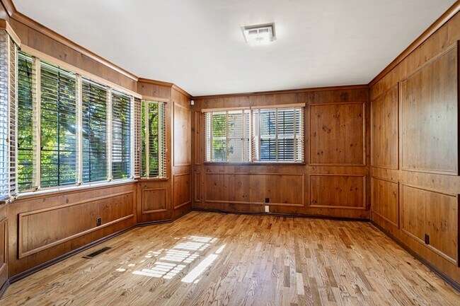 Building Photo - 1601 77th Ave NE