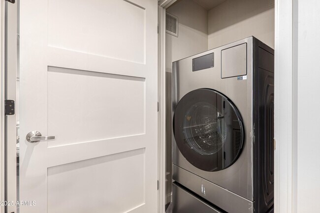 Building Photo - 535 W Thomas Rd