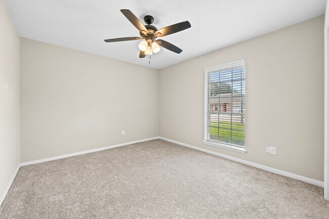 Building Photo - 1923 Winding Creek Dr