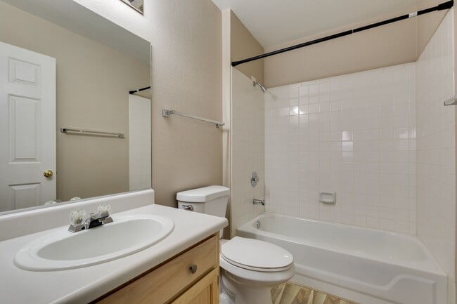 Building Photo - Stylish 2-Bedroom Townhome in Green Valley with Modern Upgrades & Prime Location!