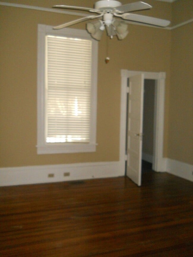 Building Photo - Beautiful, well maintained older home in t...