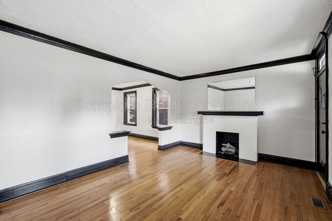 Building Photo - 5055 Lindenwood Ave