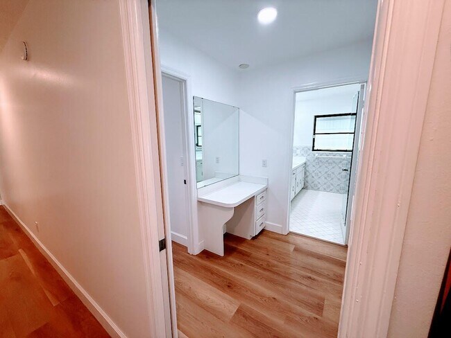 Building Photo - 465 SE Naranja Ave