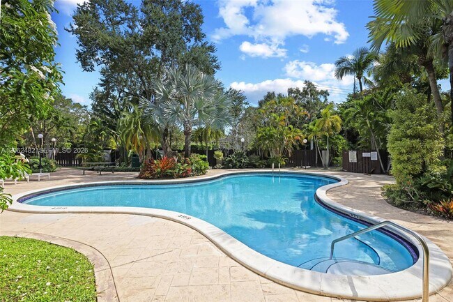 Building Photo - 6886 N Kendall Dr