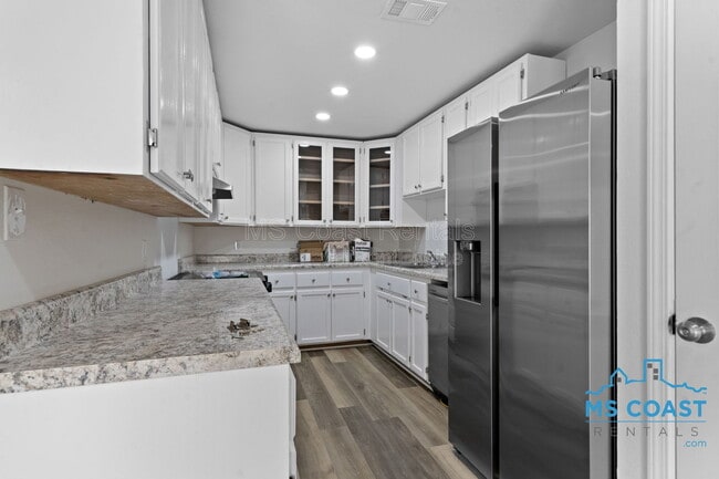 Building Photo - 340 Hiller Dr