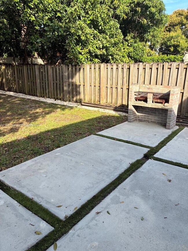 Building Photo - 1757 SW 24th Ter