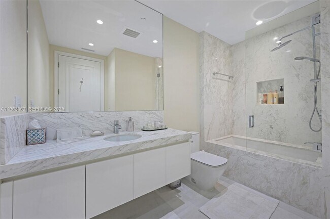 Building Photo - 17901 Collins Ave