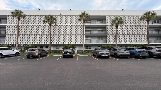 Building Photo - 879 NE 195th St