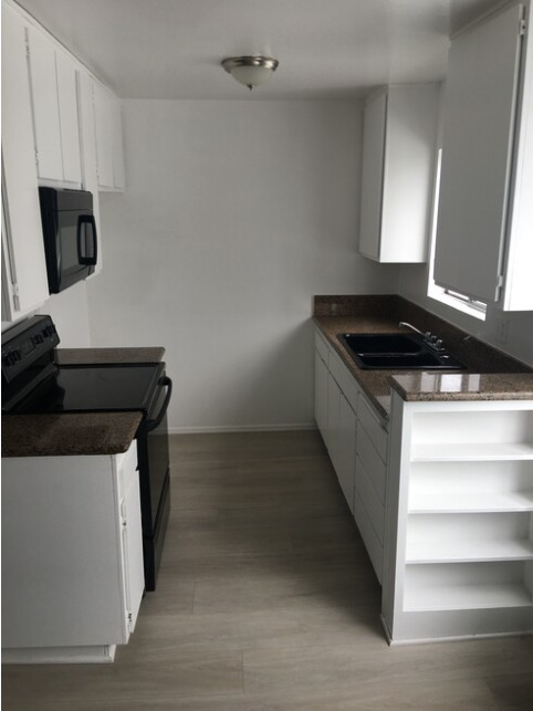 Kitchen - Crenshaw Wilshire Apartments
