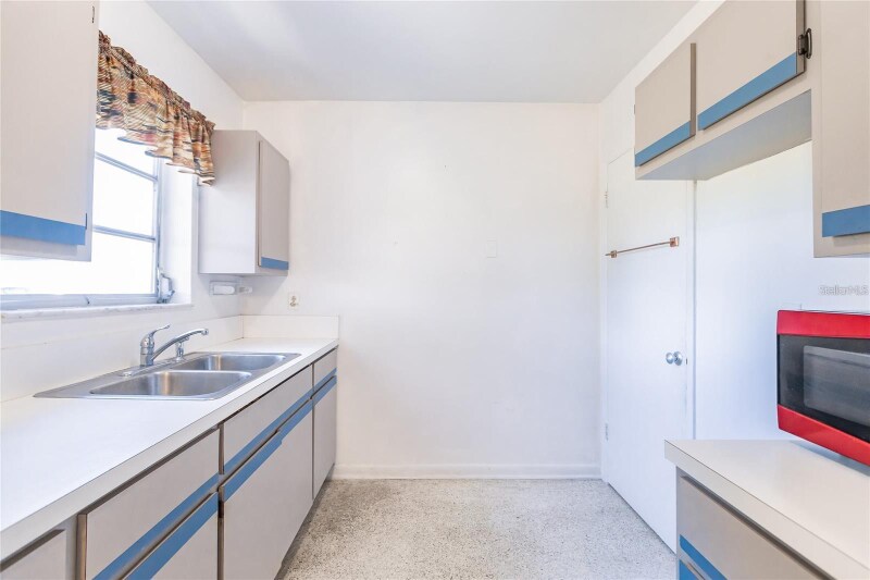 Building Photo - 21307 Gladis Ave