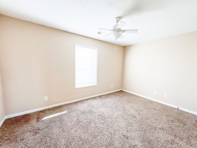 Building Photo - 2 Bedroom 1.5 Bathroom Townhome