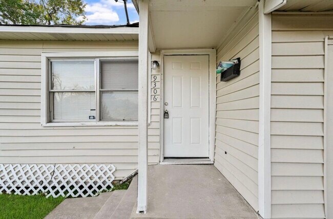 Building Photo - 9306 Chesterfield Dr