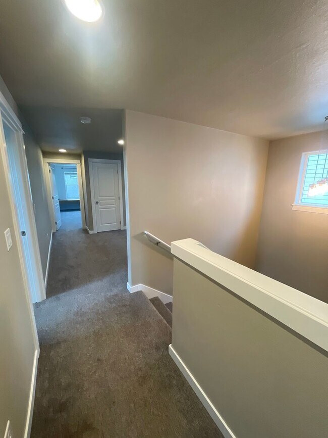 Building Photo - Beautiful 3 Bedroom on Large Corner Lot!