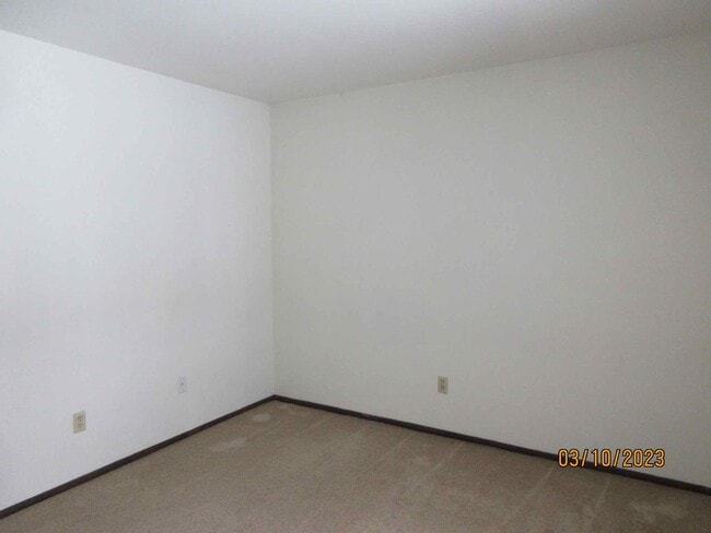 Building Photo - Available Mid-Late September 2025 Remodele...