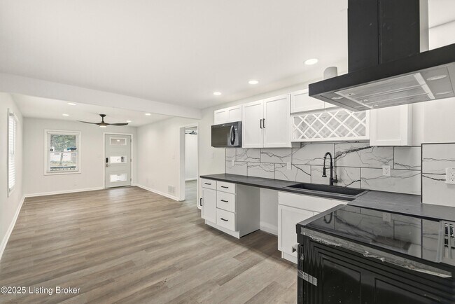 Building Photo - 702 Gheens Ave