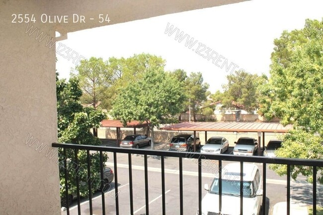 Building Photo - 2554 Olive Dr