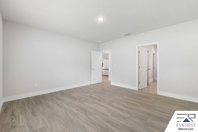 Building Photo - 8 Longview Ln