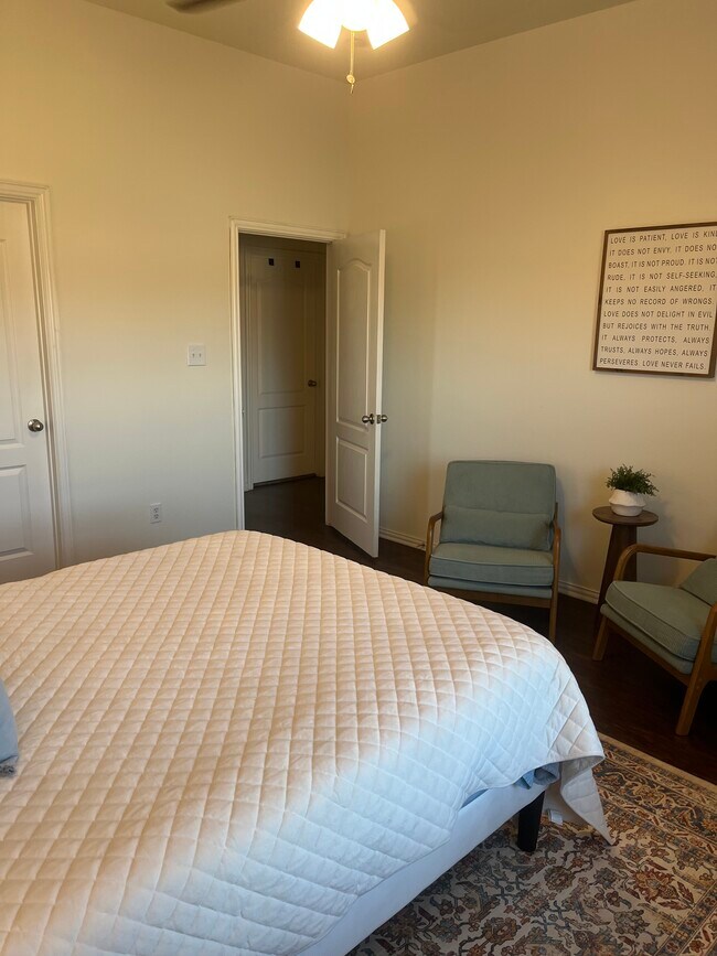 Building Photo - 208 Robin St