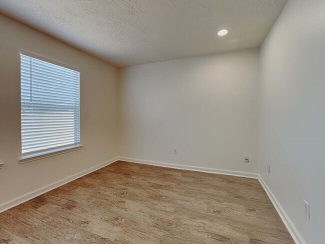 Building Photo - 28631 Hidden Lake W