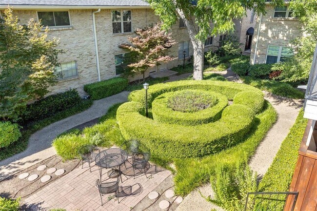 Court yard. Well maintain. - 7718 Royal Ln