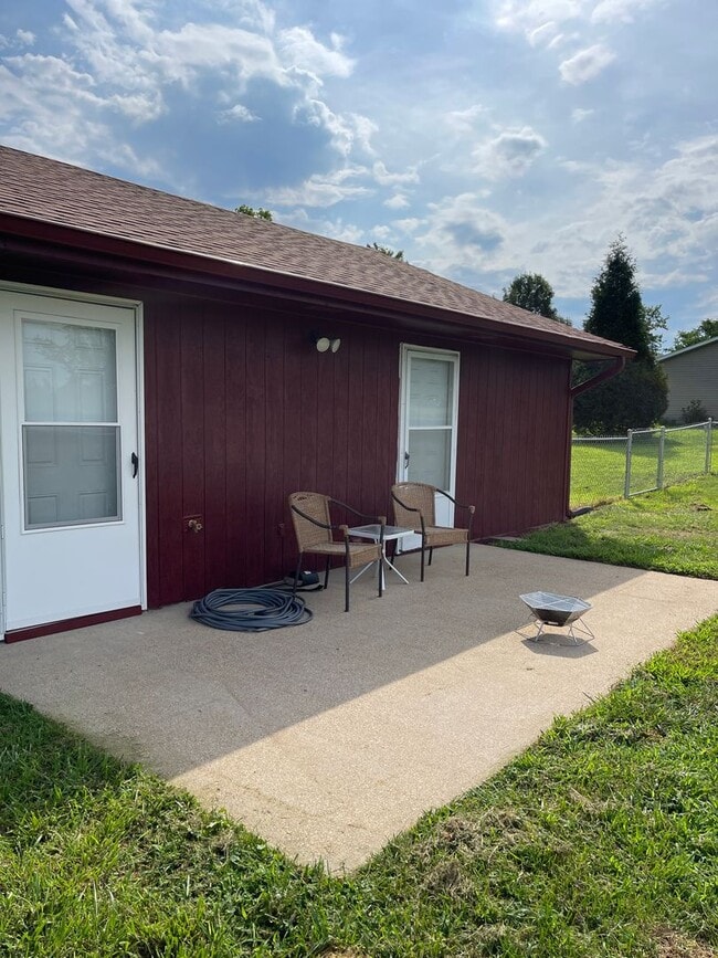 Building Photo - Available 7/25! If you are looking for a l...