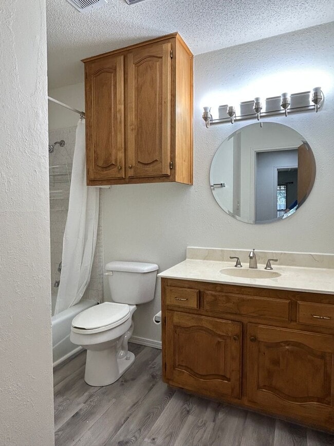 Building Photo - Beautiful Duplex in Esmond Estates