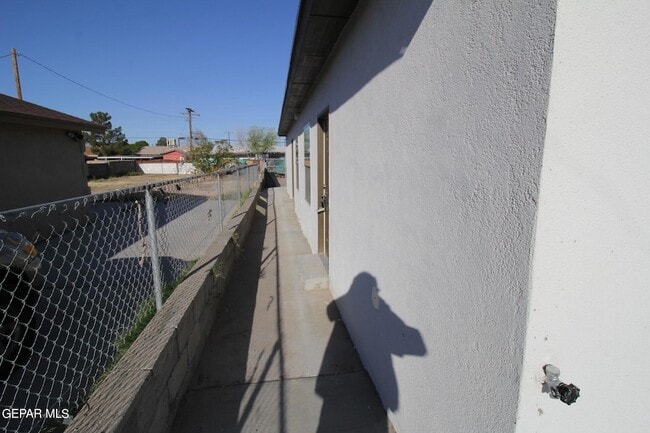 Building Photo - 517 Val Verde St
