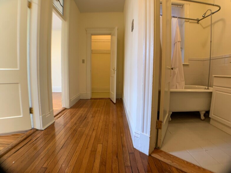 Building Photo - 100 Queensberry St