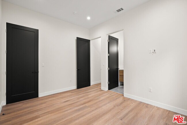 Building Photo - 1733 S Barrington Ave