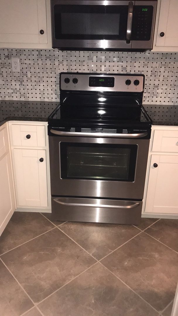 Building Photo - Creekside