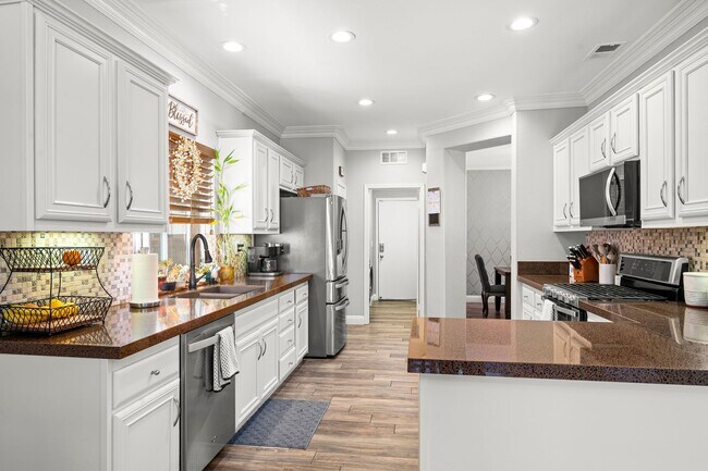 Building Photo - Gorgeous Eastlake Townhome!