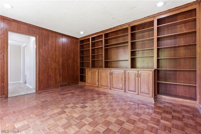 Building Photo - 2056 Laurel Hill Dr