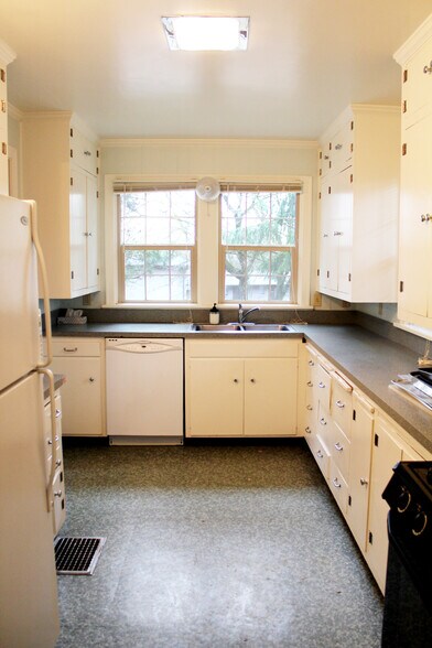 Building Photo - 935 NE B St