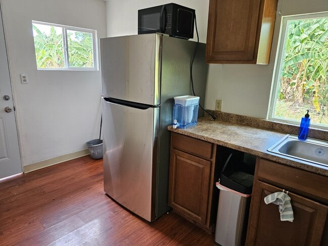 Building Photo - 2 Bed / 1 Bath Apartment with 2 driveway P...