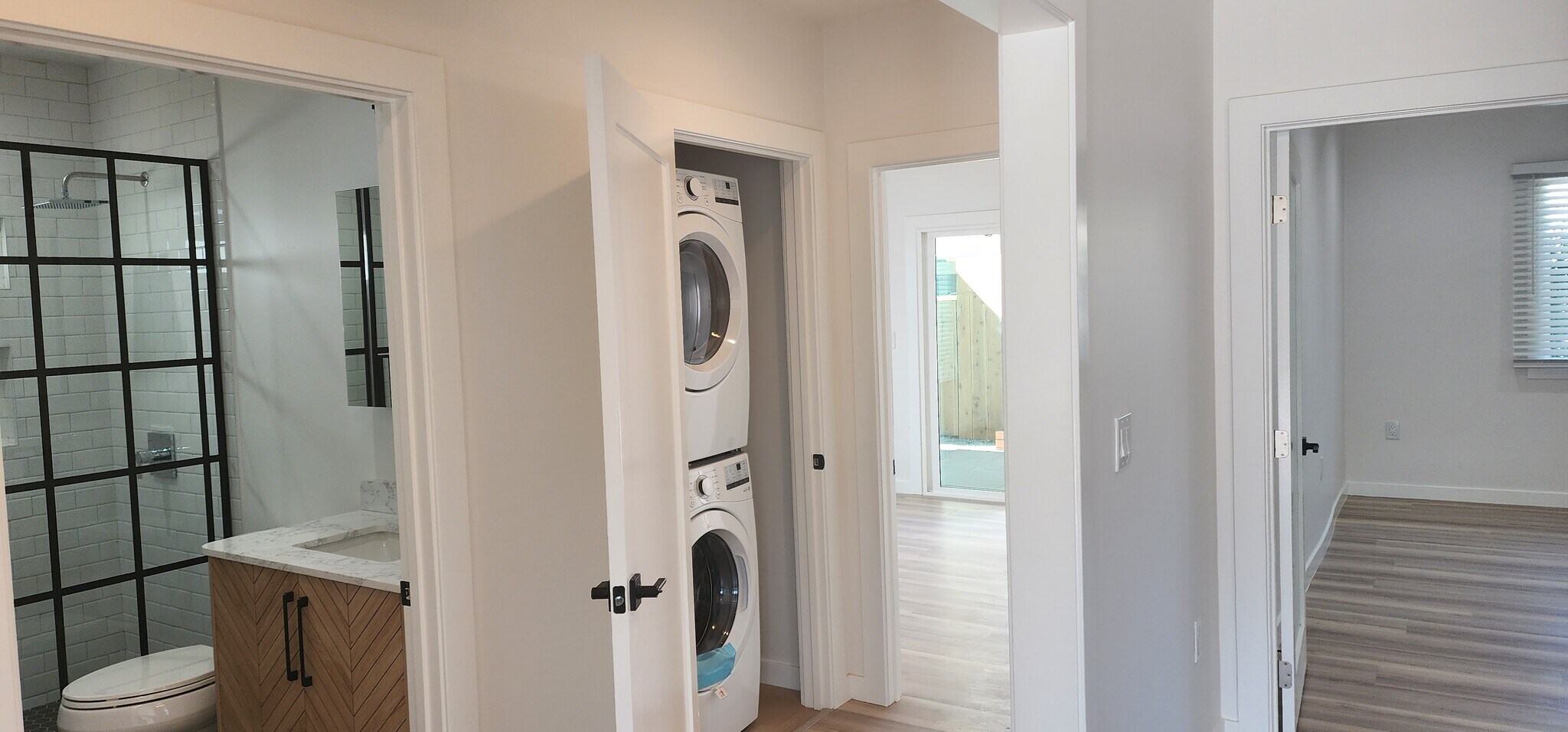 Building Photo - 950 N Kingsley Dr