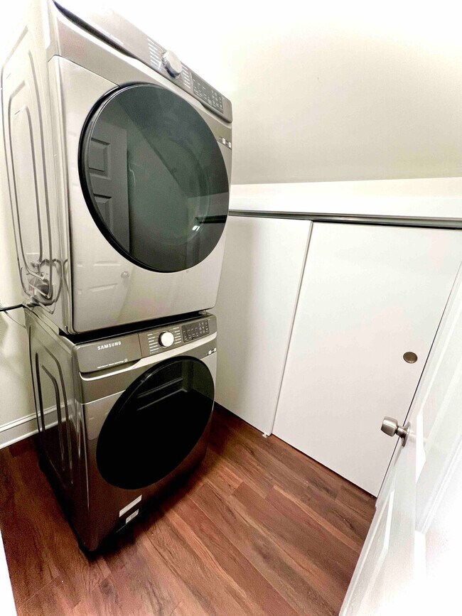 Building Photo - 1592 Main St